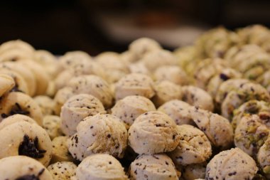 Bir grup çeşit kurabiye. Çikolata parçacıklı, yulaflı, kuru üzümlü, beyaz çikolatalı.