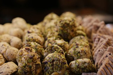 Bir grup çeşit kurabiye. Çikolata parçacıklı, yulaflı, kuru üzümlü, beyaz çikolatalı.