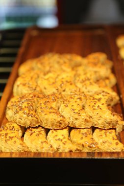 Bir grup çeşit kurabiye. Çikolata parçacıklı, yulaflı, kuru üzümlü, beyaz çikolatalı.