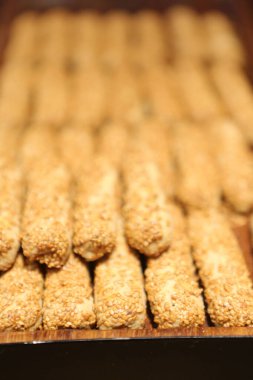 Bir grup çeşit kurabiye. Çikolata parçacıklı, yulaflı, kuru üzümlü, beyaz çikolatalı.