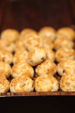 Bir grup çeşit kurabiye. Çikolata parçacıklı, yulaflı, kuru üzümlü, beyaz çikolatalı.