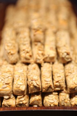 Bir grup çeşit kurabiye. Çikolata parçacıklı, yulaflı, kuru üzümlü, beyaz çikolatalı.