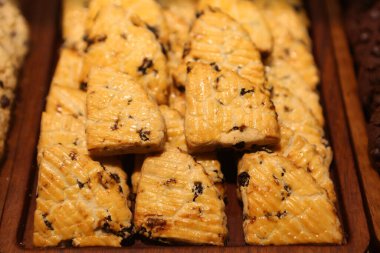 Bir grup çeşit kurabiye. Çikolata parçacıklı, yulaflı, kuru üzümlü, beyaz çikolatalı.