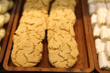 Bir grup çeşit kurabiye. Çikolata parçacıklı, yulaflı, kuru üzümlü, beyaz çikolatalı.