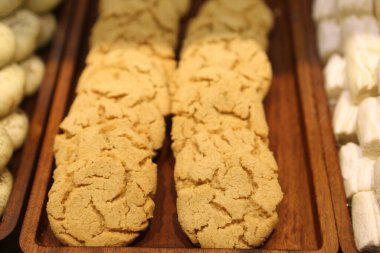 Bir grup çeşit kurabiye. Çikolata parçacıklı, yulaflı, kuru üzümlü, beyaz çikolatalı.