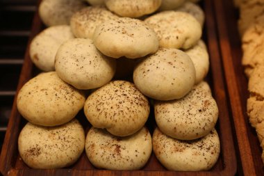 Bir grup çeşit kurabiye. Çikolata parçacıklı, yulaflı, kuru üzümlü, beyaz çikolatalı.