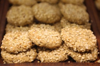 Bir grup çeşit kurabiye. Çikolata parçacıklı, yulaflı, kuru üzümlü, beyaz çikolatalı.