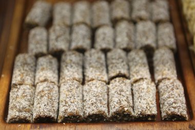 Bir grup çeşit kurabiye. Çikolata parçacıklı, yulaflı, kuru üzümlü, beyaz çikolatalı.