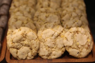 Bir grup çeşit kurabiye. Çikolata parçacıklı, yulaflı, kuru üzümlü, beyaz çikolatalı.