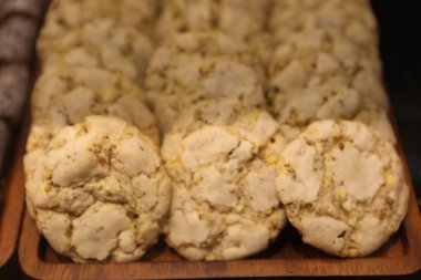 Bir grup çeşit kurabiye. Çikolata parçacıklı, yulaflı, kuru üzümlü, beyaz çikolatalı.