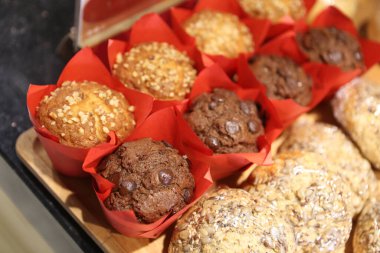 Bir grup çeşit kurabiye. Çikolata parçacıklı, yulaflı, kuru üzümlü, beyaz çikolatalı.