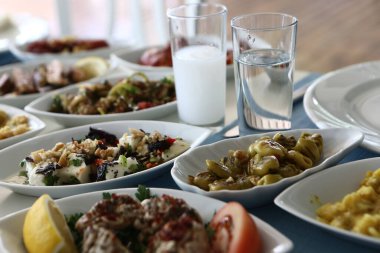 Geleneksel Türk ve Yunan yemek meze masası