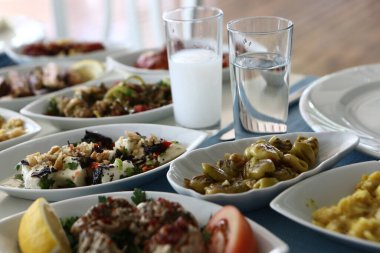 Geleneksel Türk ve Yunan yemek meze masası