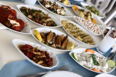 Geleneksel Türk ve Yunan yemek meze masası