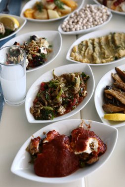 Geleneksel Türk ve Yunan yemek meze masası