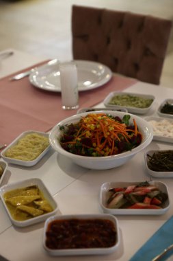 Geleneksel Türk ve Yunan yemek meze masası