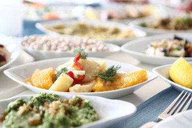 Geleneksel Türk ve Yunan yemek meze masası