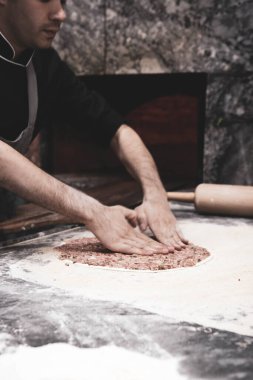 Türk pizzası ya da lahmacun yapmak - Akdeniz ülkelerinde fast food ve popüler sokak yemekleri. Hamur, kıyma ve sebze karışımı Türk pidesini pişirmek için..