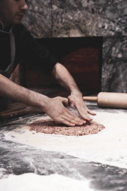 Türk pizzası ya da lahmacun yapmak - Akdeniz ülkelerinde fast food ve popüler sokak yemekleri. Hamur, kıyma ve sebze karışımı Türk pidesini pişirmek için..