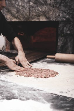 Türk pizzası ya da lahmacun yapmak - Akdeniz ülkelerinde fast food ve popüler sokak yemekleri. Hamur, kıyma ve sebze karışımı Türk pidesini pişirmek için..