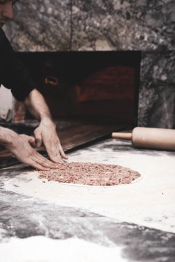 Türk pizzası ya da lahmacun yapmak - Akdeniz ülkelerinde fast food ve popüler sokak yemekleri. Hamur, kıyma ve sebze karışımı Türk pidesini pişirmek için..