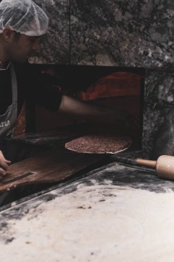 Türk pizzası ya da lahmacun yapmak - Akdeniz ülkelerinde fast food ve popüler sokak yemekleri. Hamur, kıyma ve sebze karışımı Türk pidesini pişirmek için..