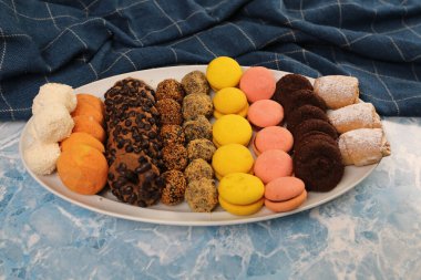 Koyu çikolata parçaları ile tanımlama