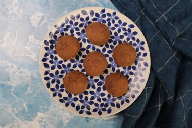 Koyu çikolata parçaları ile tanımlama