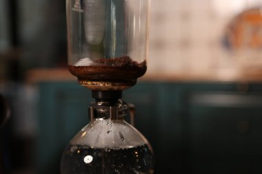 Kahve odasında kahve hazırlayan barista.