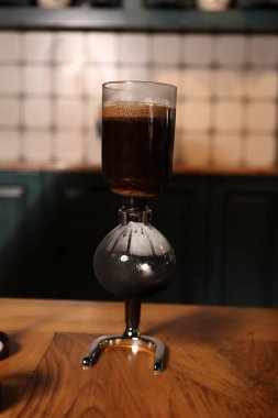 Kahve odasında kahve hazırlayan barista.