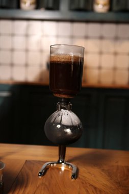 Kahve odasında kahve hazırlayan barista.