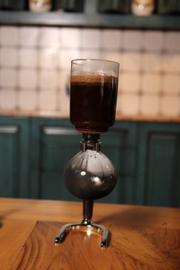 Kahve odasında kahve hazırlayan barista.