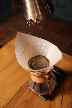 Kahve odasında kahve hazırlayan barista.