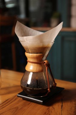 Kahve odasında kahve hazırlayan barista.