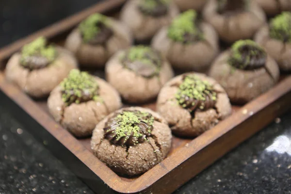 Bir grup çeşit kurabiye. Çikolata parçacıklı, yulaflı, kuru üzümlü, beyaz çikolatalı.