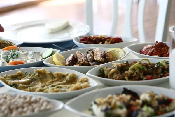 Παραδοσιακό Τουρκικό Και Ελληνικό Τραπέζι Μεζέ — Φωτογραφία Αρχείου