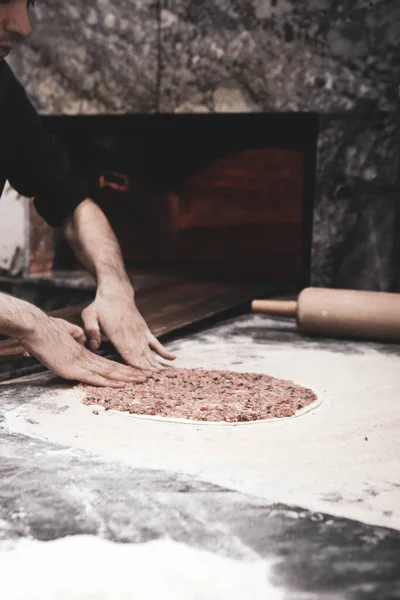 Making Turkish Pizza Lahmacun Fast Food Popular Street Food Mediterranean — Stock Photo, Image