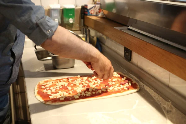 Pizzaiolo Mettere Salsa Sulla Base Una Cucina Commerciale — Foto Stock
