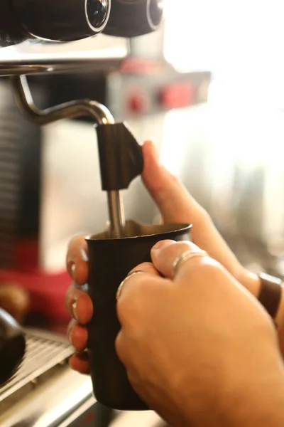 Barista Kávét Főz Kávéházban — Stock Fotó