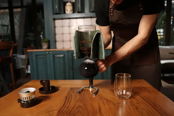 Barista Brüht Kaffee Der Kaffeestube — Stockfoto