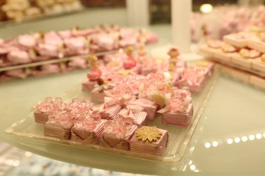 bir sürü değişik çikolatalı pralin