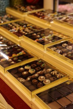 bir sürü değişik çikolatalı pralin