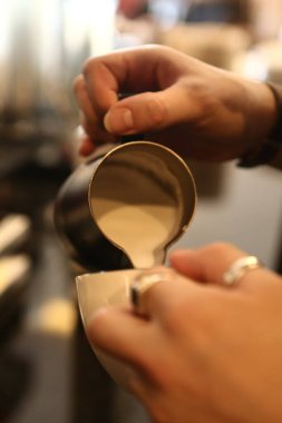 Kahve odasında kahve hazırlayan barista.