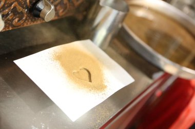 Kahve odasında kahve hazırlayan barista.