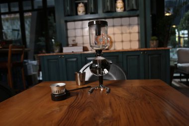 Kahve odasında kahve hazırlayan barista.