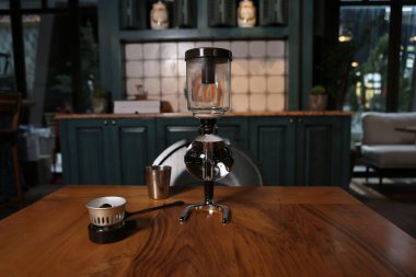 Kahve odasında kahve hazırlayan barista.