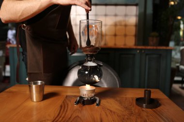 Kahve odasında kahve hazırlayan barista.