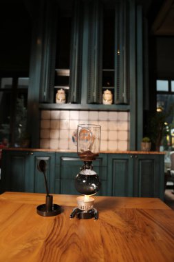 Kahve odasında kahve hazırlayan barista.