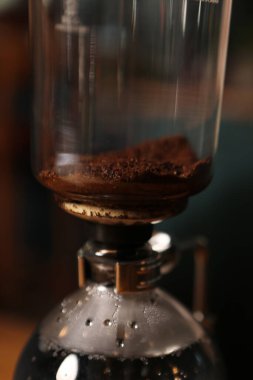 Kahve odasında kahve hazırlayan barista.