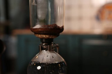 Kahve odasında kahve hazırlayan barista.